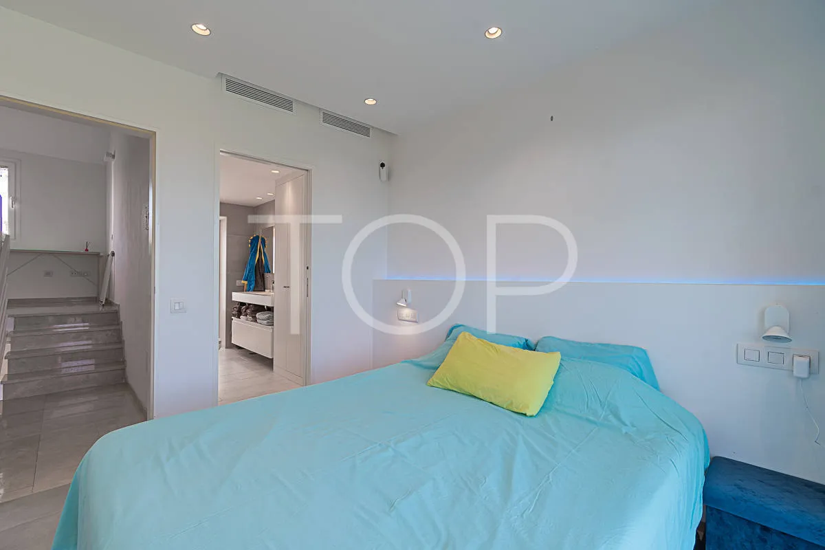 Encantador chalet adosado de tres plantas, elegantemente remodelado, que se asoma hacia el mar y el campo de golf de Adeje