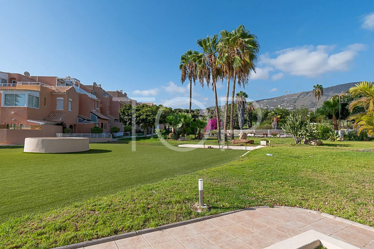 Encantador chalet adosado de tres plantas, elegantemente remodelado, que se asoma hacia el mar y el campo de golf de Adeje