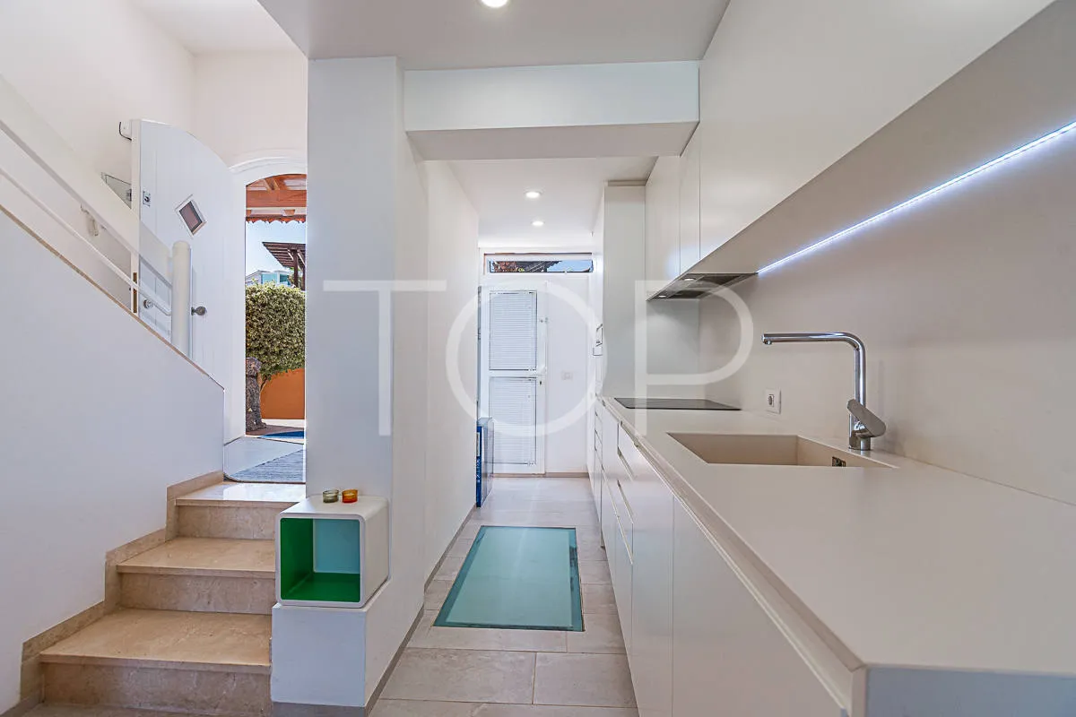 Encantador chalet adosado de tres plantas, elegantemente remodelado, que se asoma hacia el mar y el campo de golf de Adeje
