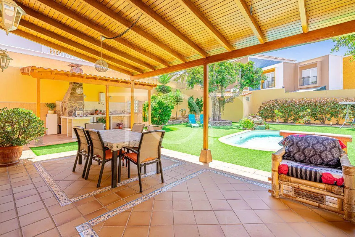 Preciosa villa independiente con piscina en el corazón de Adeje