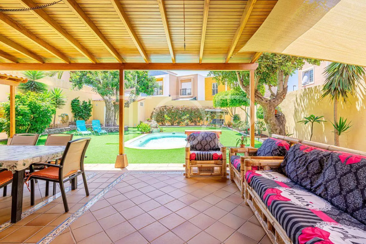 Preciosa villa independiente con piscina en el corazón de Adeje
