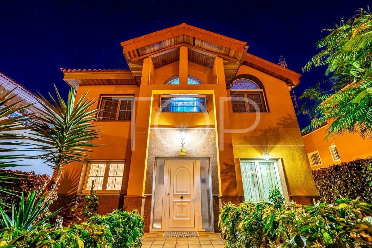 Preciosa villa independiente con piscina en el corazón de Adeje