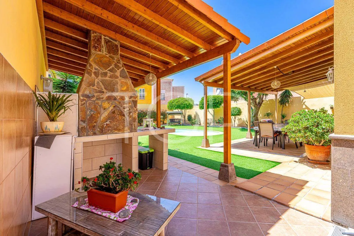 Preciosa villa independiente con piscina en el corazón de Adeje