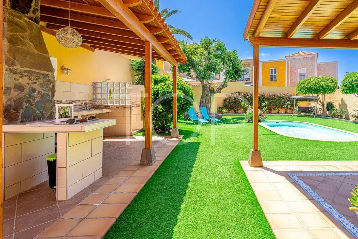 Preciosa villa independiente con piscina en el corazón de Adeje
