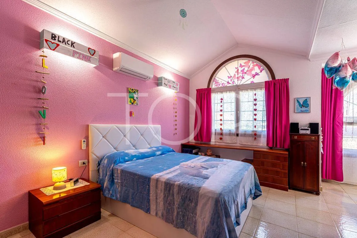Preciosa villa independiente con piscina en el corazón de Adeje