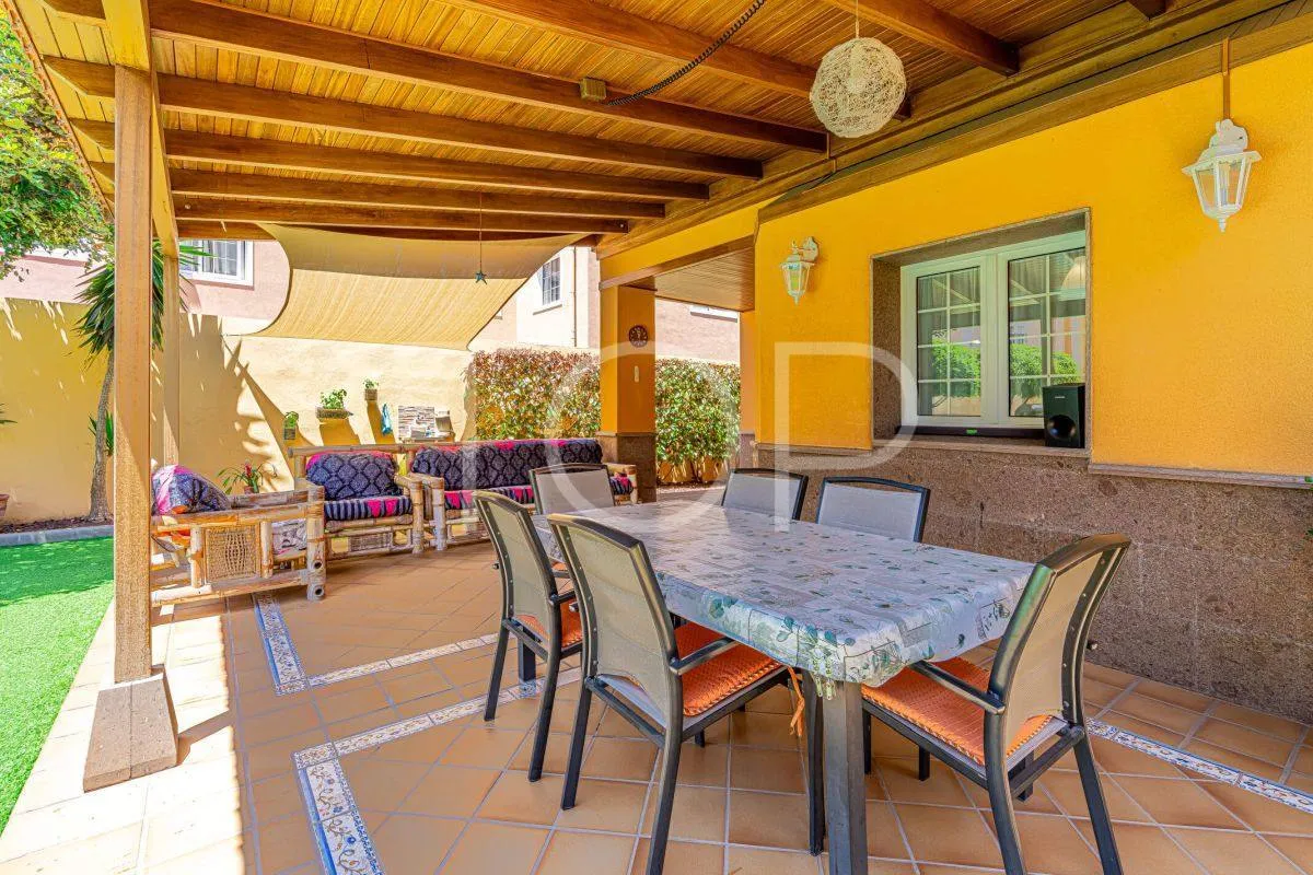 Preciosa villa independiente con piscina en el corazón de Adeje