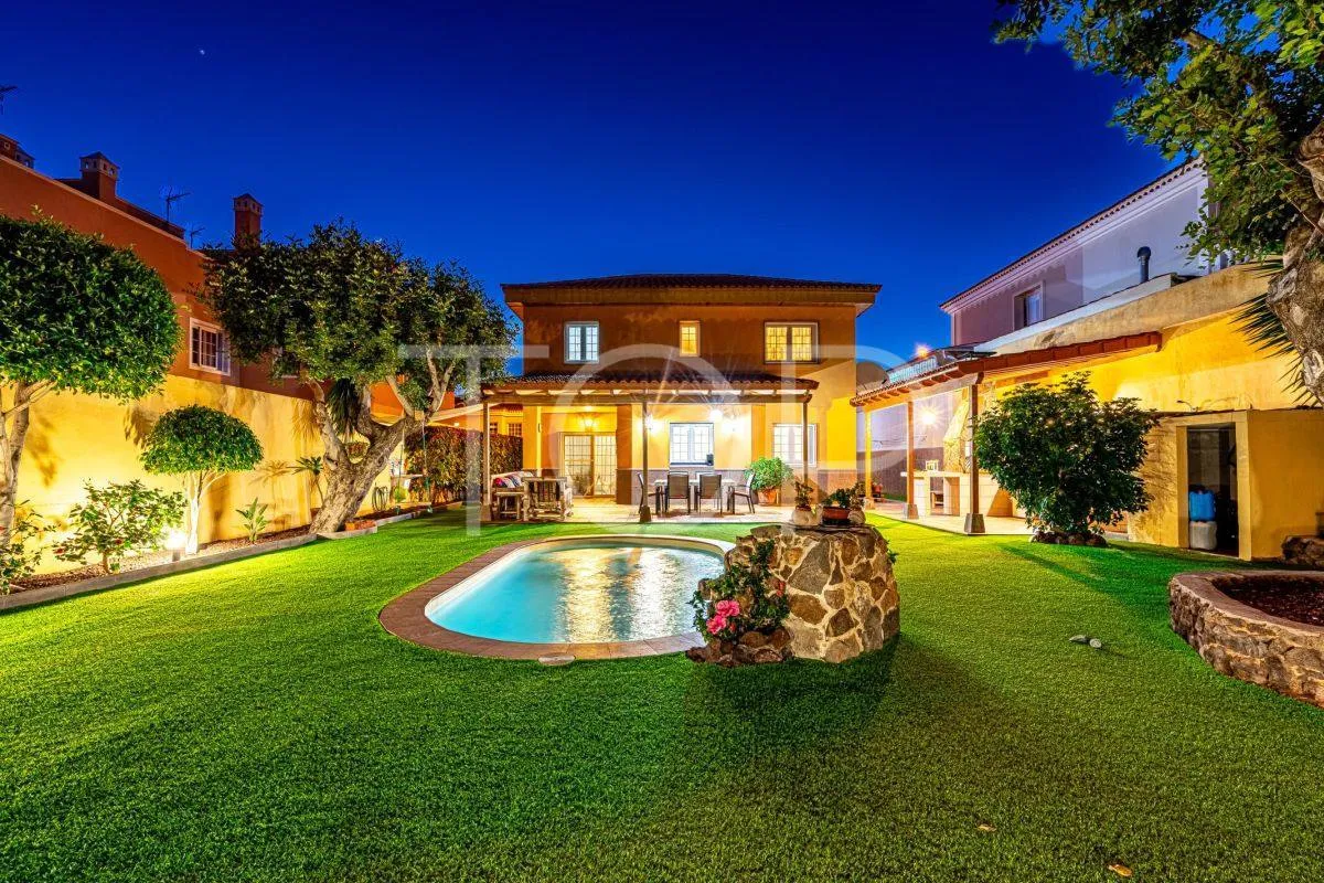 Preciosa villa independiente con piscina en el corazón de Adeje