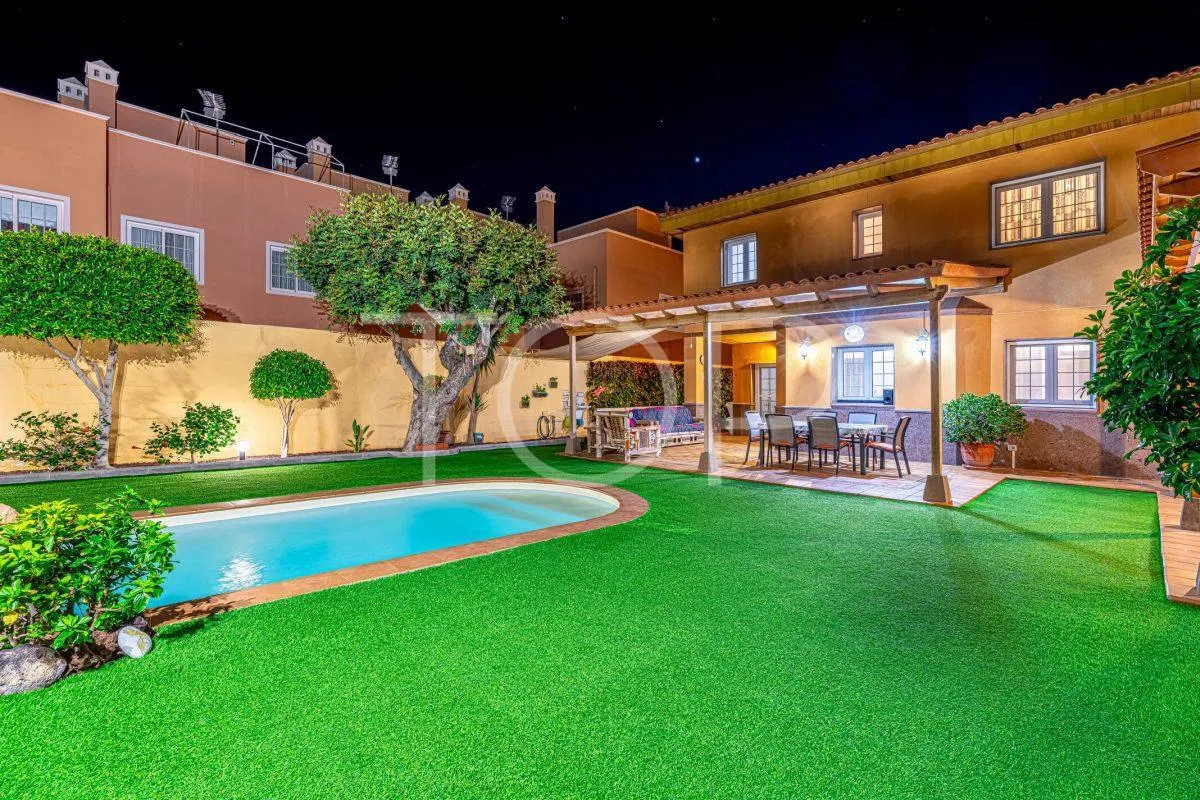 Preciosa villa independiente con piscina en el corazón de Adeje
