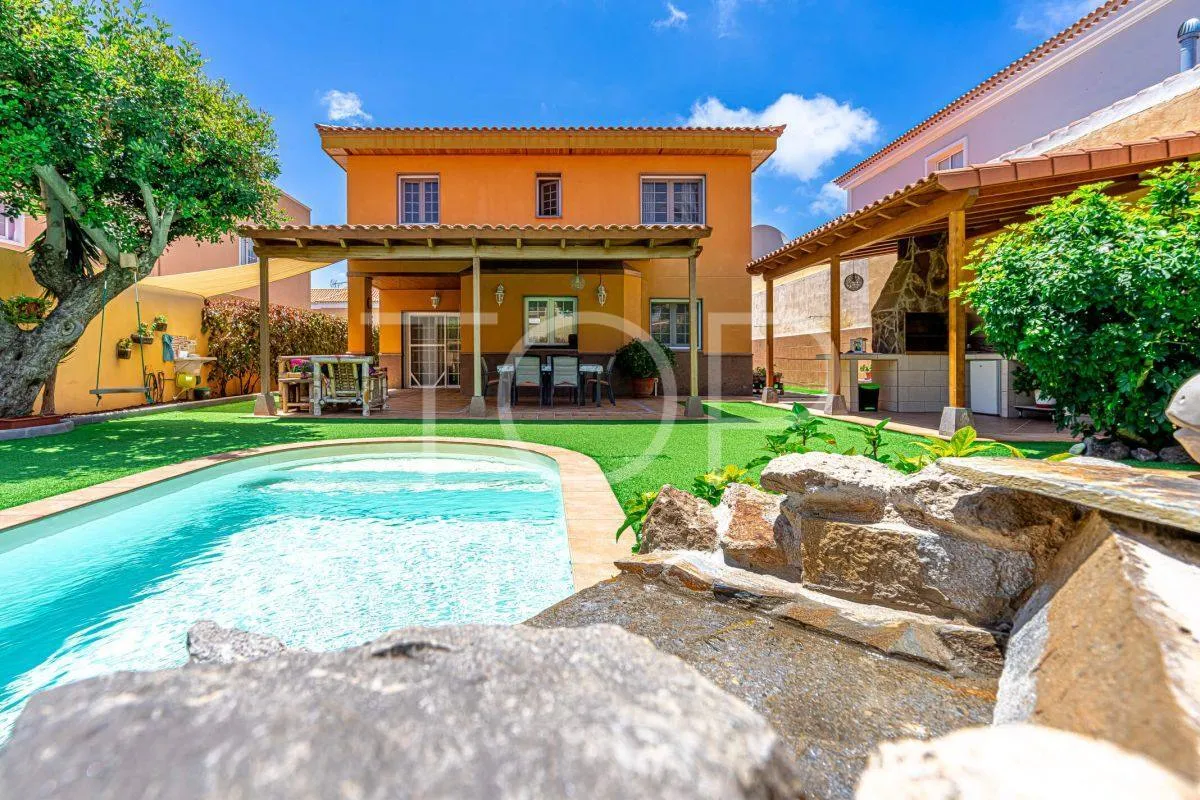 Preciosa villa independiente con piscina en el corazón de Adeje