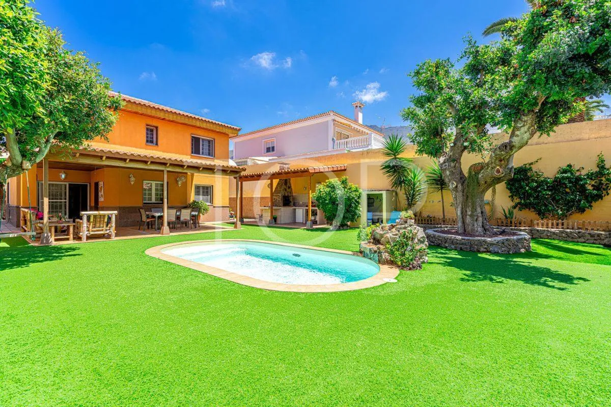 Preciosa villa independiente con piscina en el corazón de Adeje