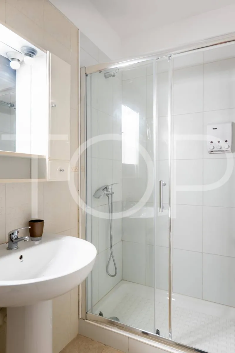 Maravilloso piso de 2 habitaciones con terraza de 120m2 muy cerca de la costa