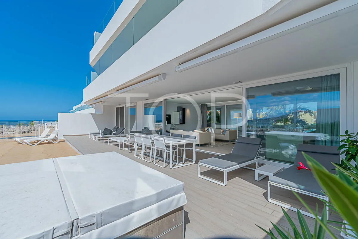 Lujoso y amplio apartamento de dos habitaciones con vistas al mar en Baobab Suites