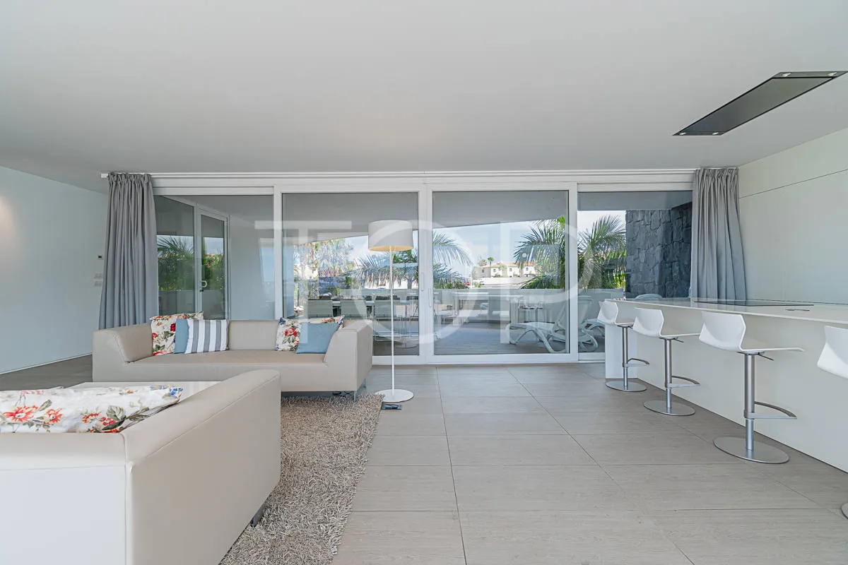 Lujoso y amplio apartamento de dos habitaciones con vistas al mar en Baobab Suites