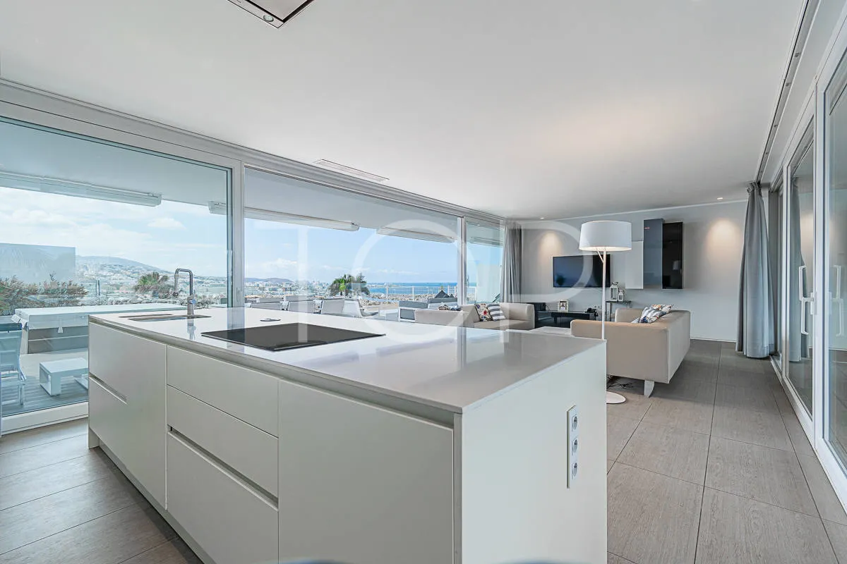 Lujoso y amplio apartamento de dos habitaciones con vistas al mar en Baobab Suites
