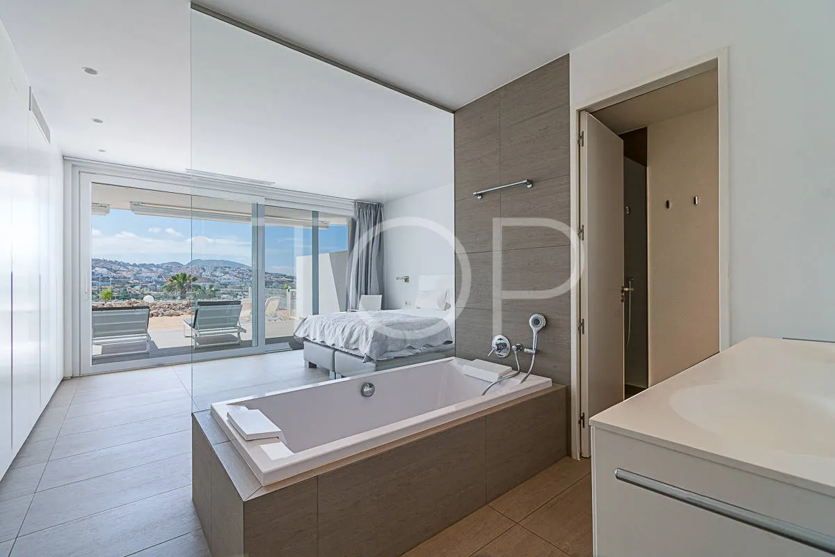 Lujoso y amplio apartamento de dos habitaciones con vistas al mar en Baobab Suites