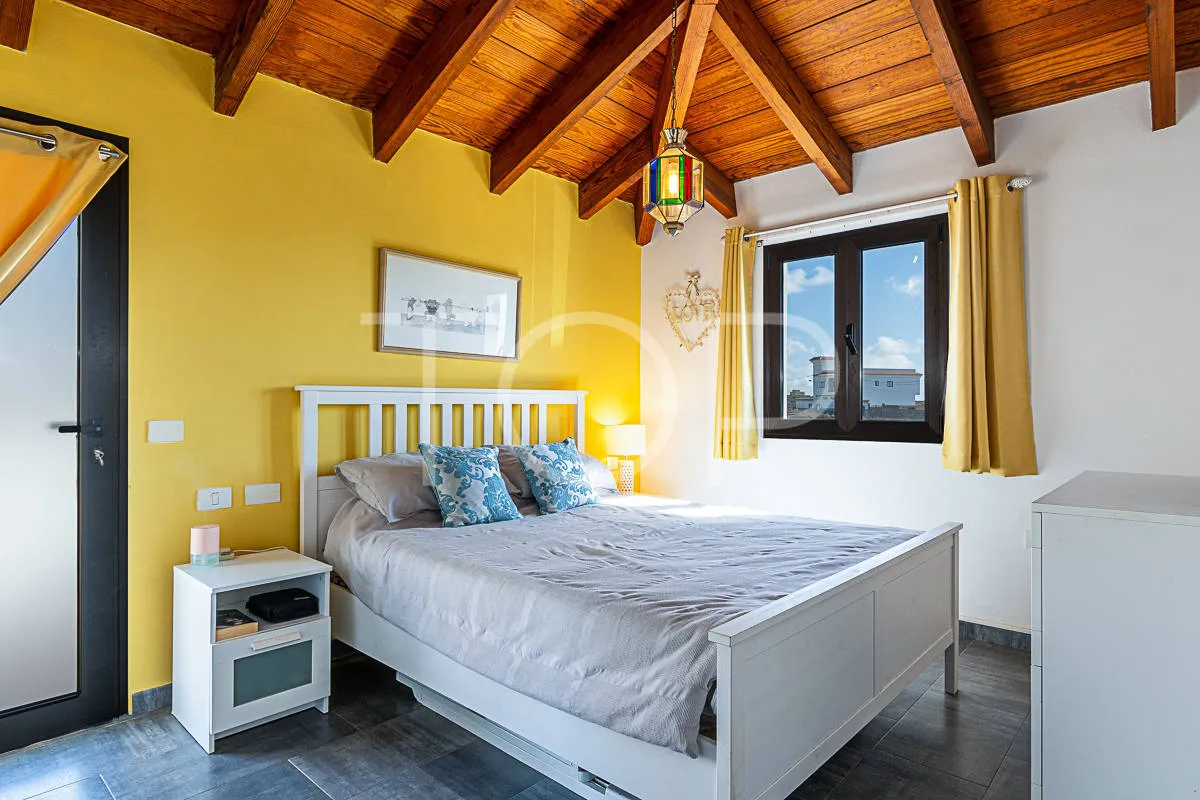 5-bedroom detached house and 2-bedroom apartment for sale in Charco Del Pino