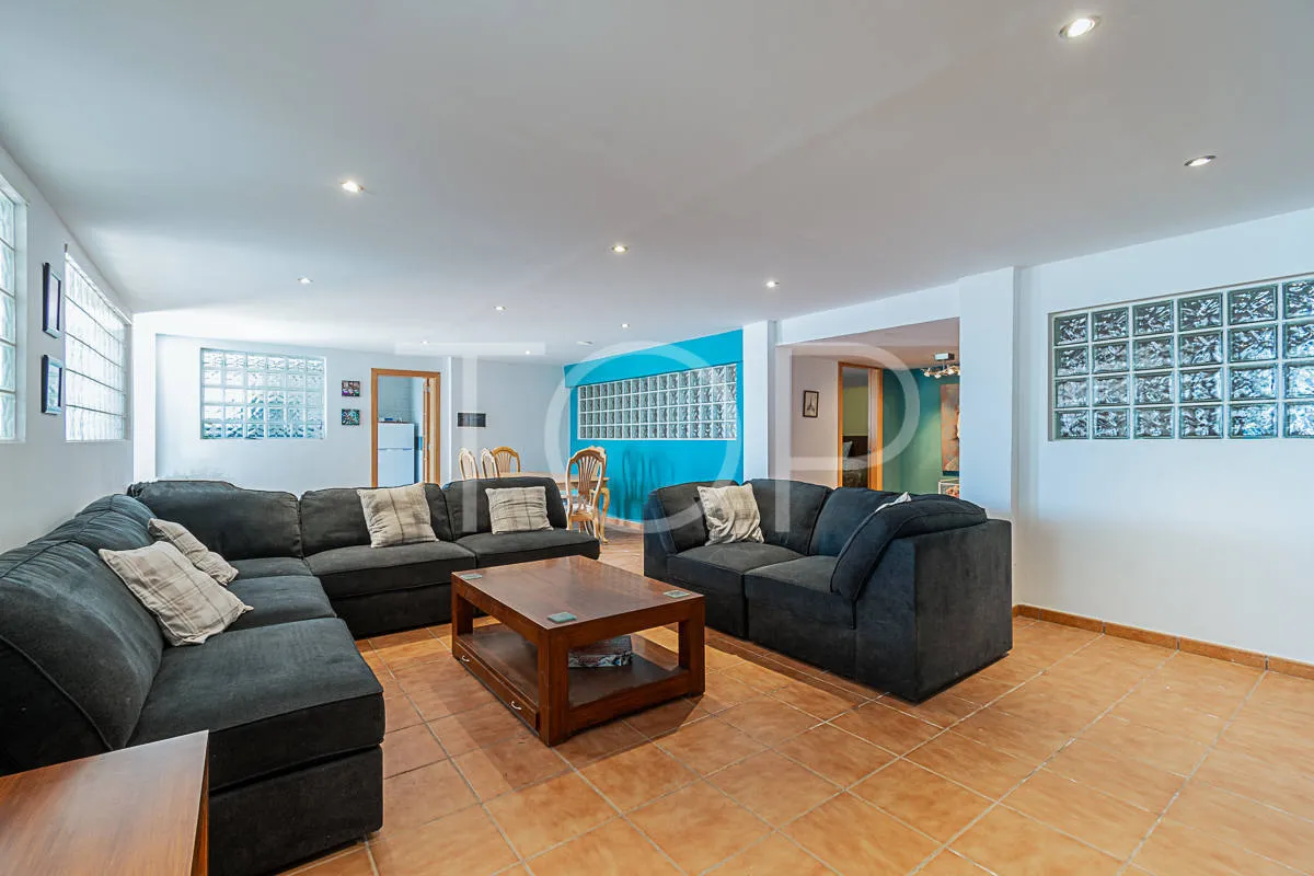 5-bedroom detached house and 2-bedroom apartment for sale in Charco Del Pino