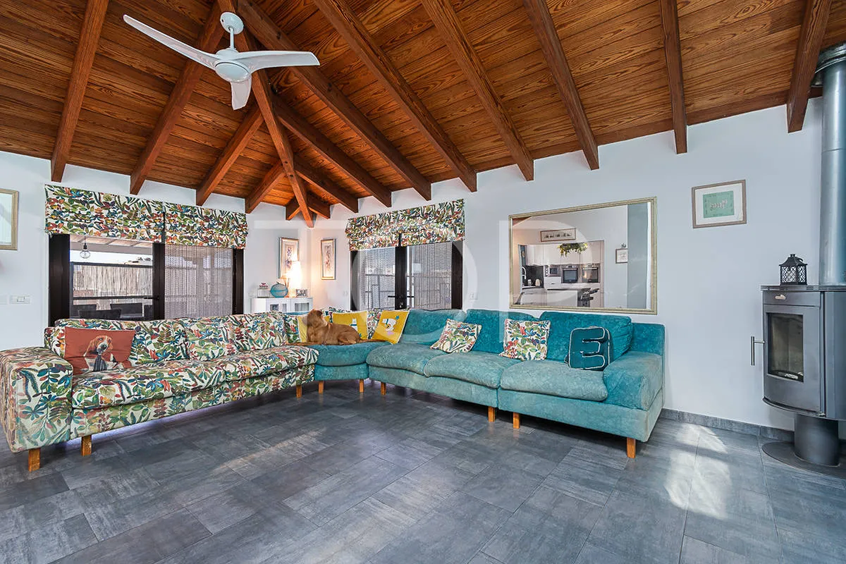 5-bedroom detached house and 2-bedroom apartment for sale in Charco Del Pino