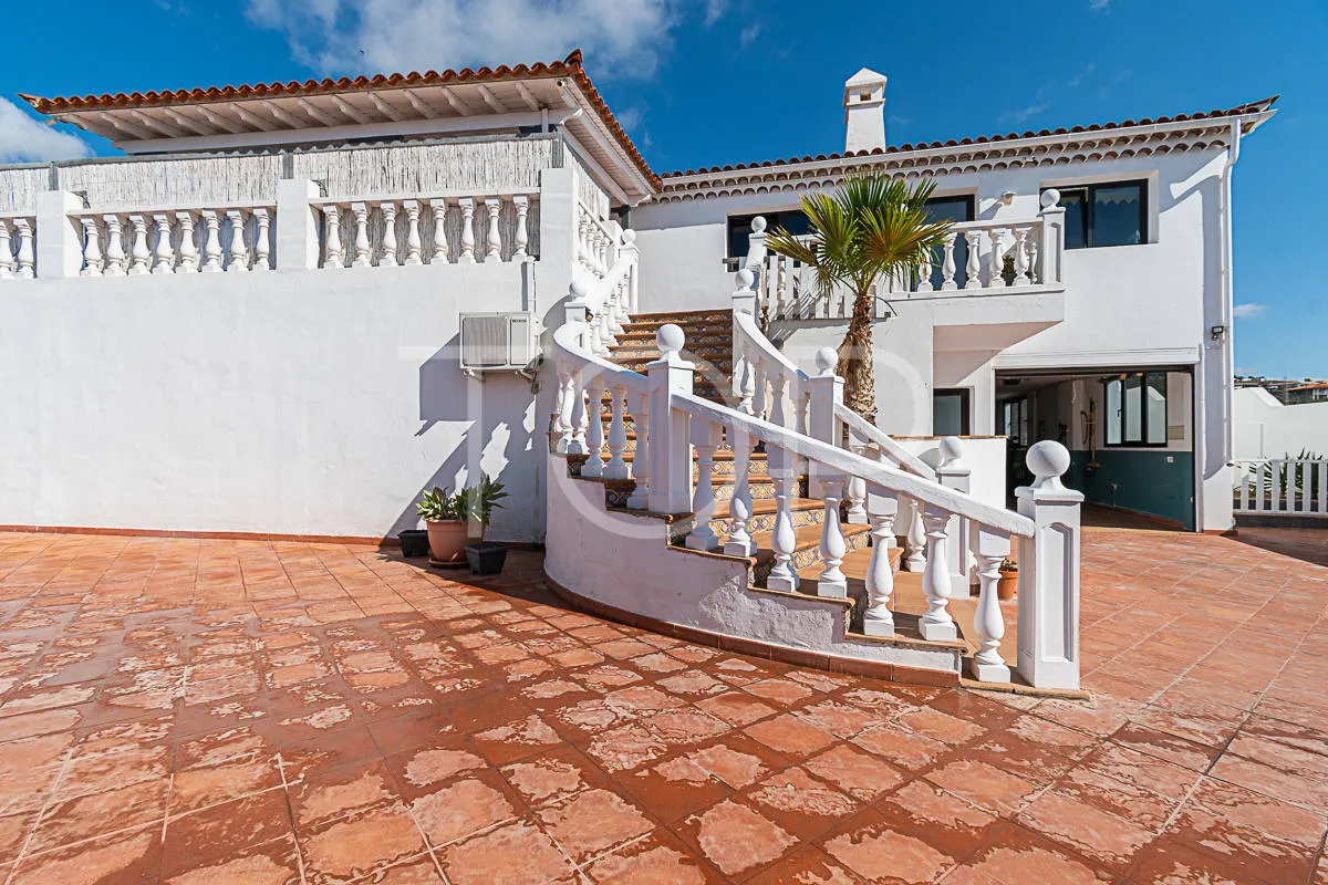 5-bedroom detached house and 2-bedroom apartment for sale in Charco Del Pino