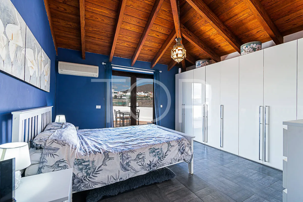 Casa unifamiliar de 5 dormitorios y apartamento de 2 dormitorios en venta en Charco Del Pino