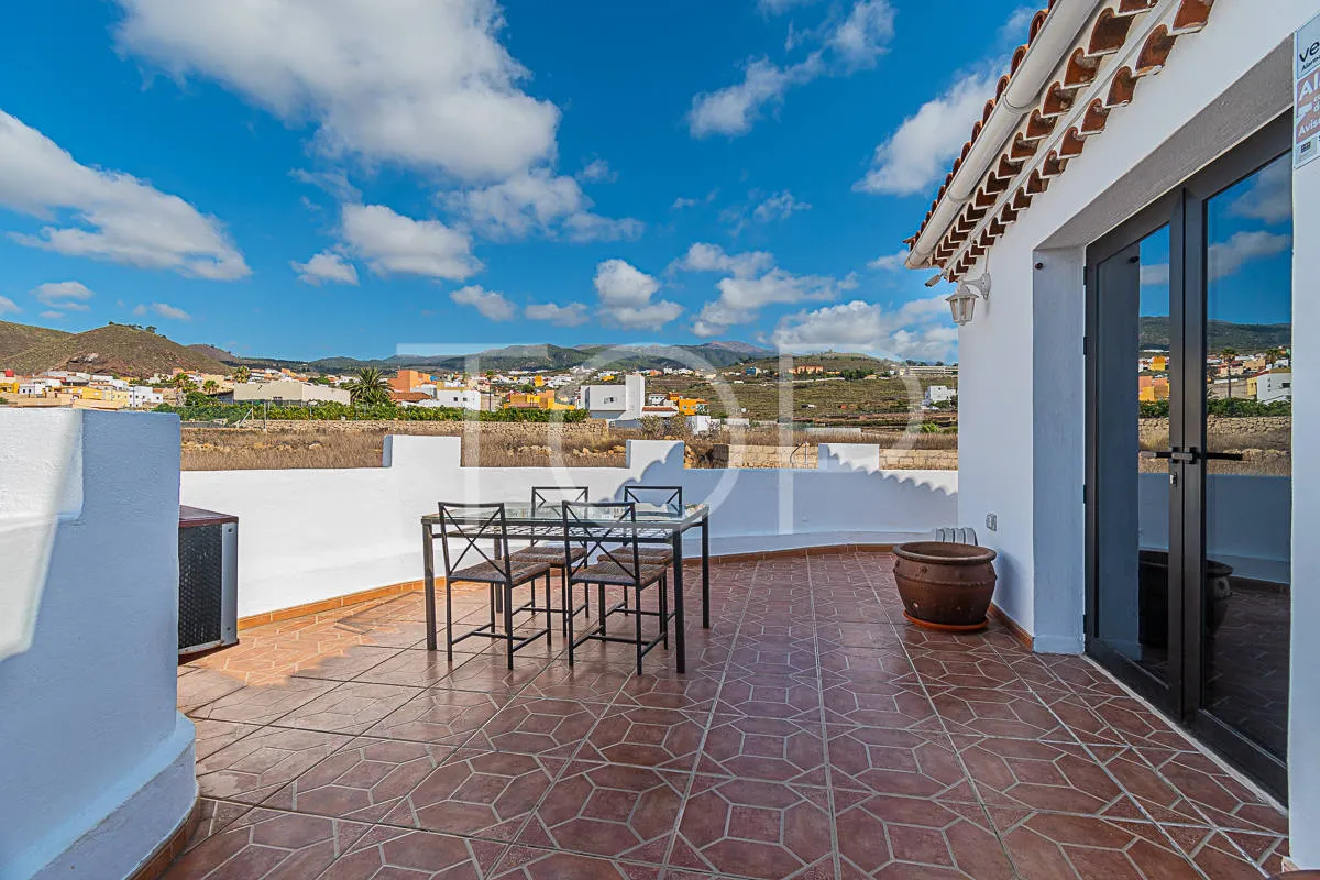 5-bedroom detached house and 2-bedroom apartment for sale in Charco Del Pino