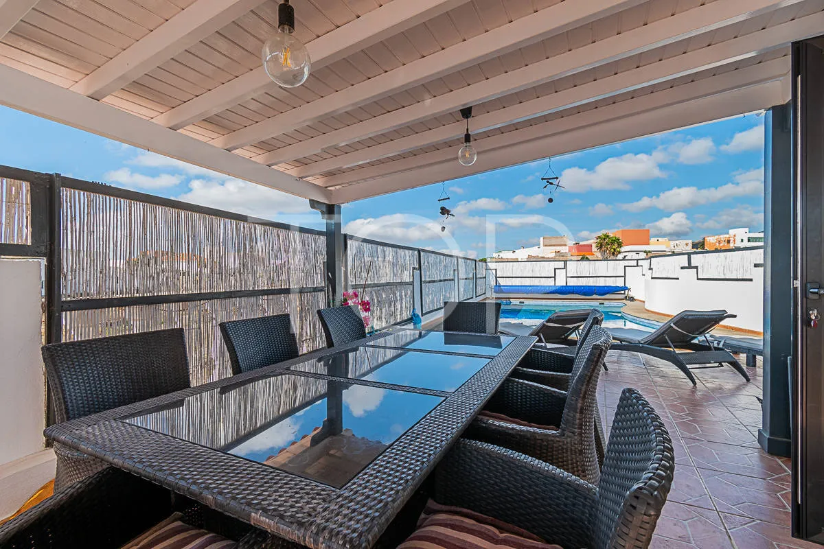 5-bedroom detached house and 2-bedroom apartment for sale in Charco Del Pino