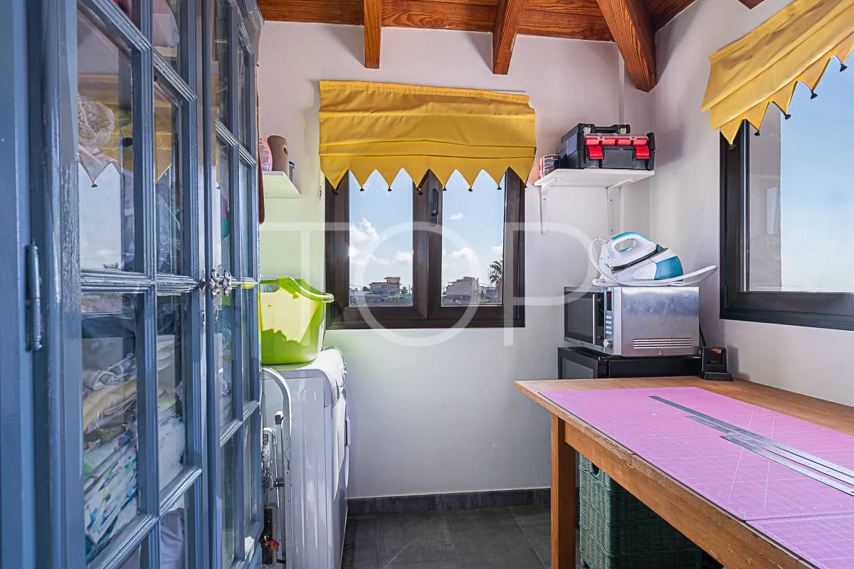Casa unifamiliar de 5 dormitorios y apartamento de 2 dormitorios en venta en Charco Del Pino