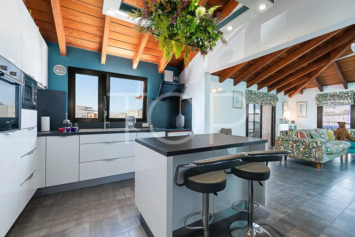 5-bedroom detached house and 2-bedroom apartment for sale in Charco Del Pino