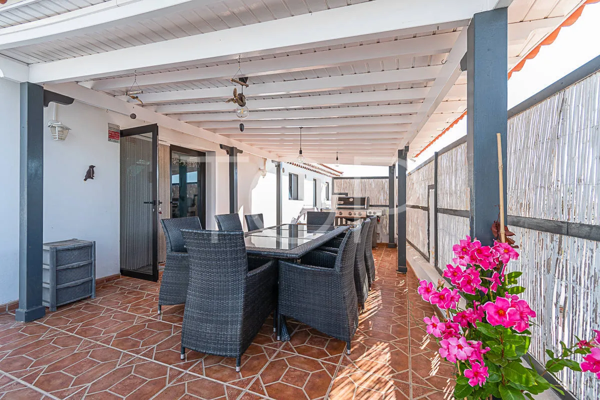 5-bedroom detached house and 2-bedroom apartment for sale in Charco Del Pino