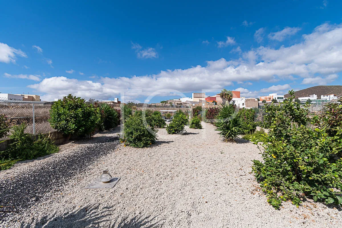 Casa unifamiliar de 5 dormitorios y apartamento de 2 dormitorios en venta en Charco Del Pino