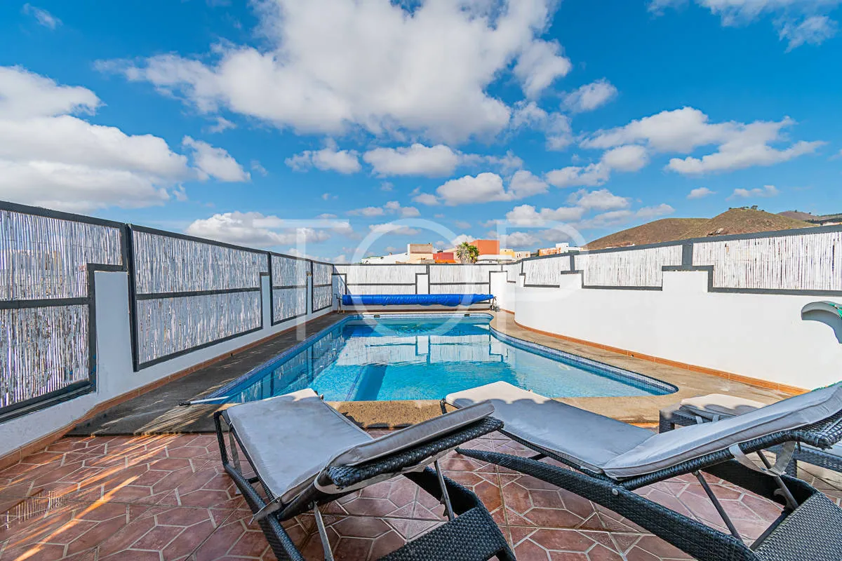 5-bedroom detached house and 2-bedroom apartment for sale in Charco Del Pino