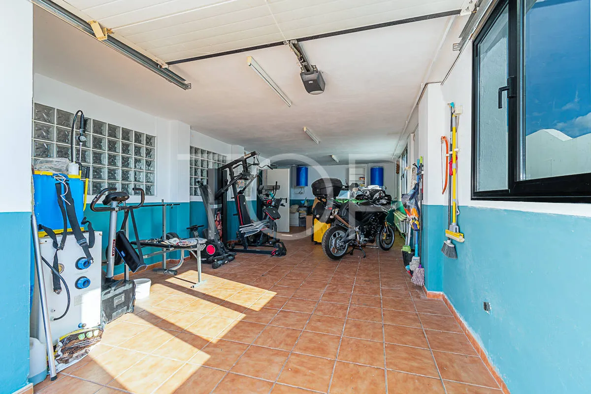 5-bedroom detached house and 2-bedroom apartment for sale in Charco Del Pino
