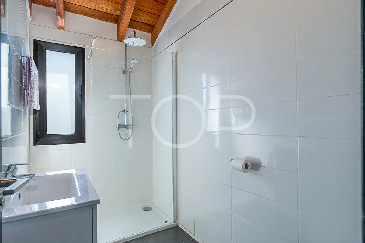 Casa unifamiliar de 5 dormitorios y apartamento de 2 dormitorios en venta en Charco Del Pino