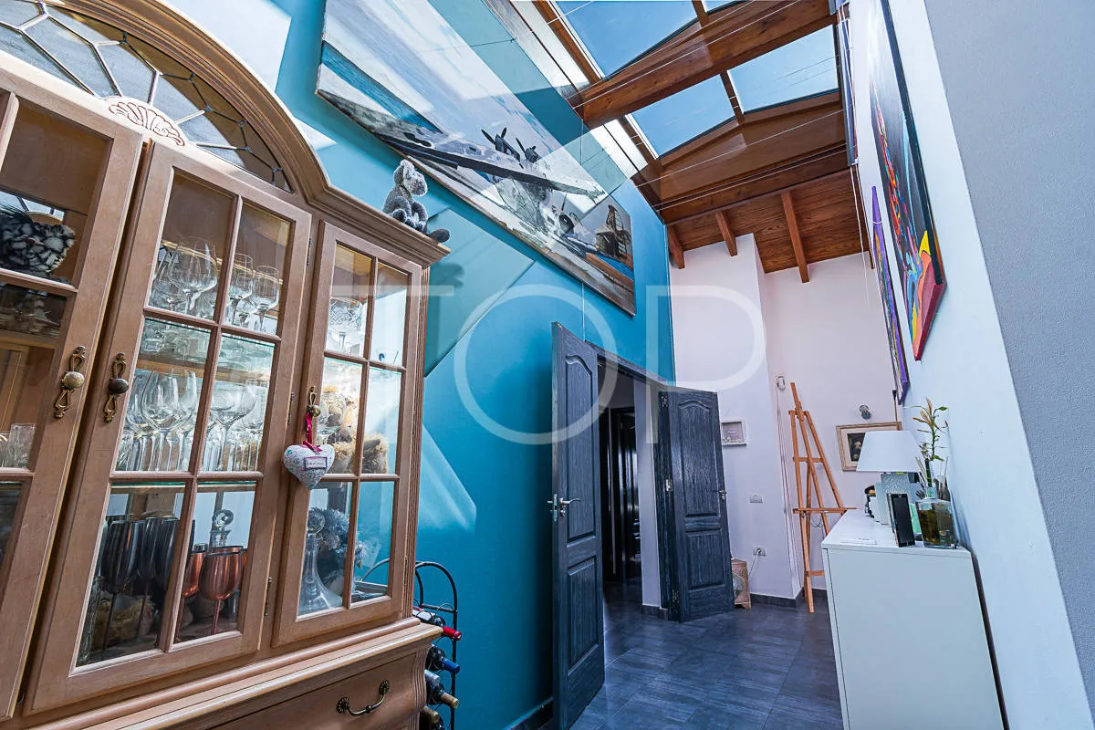 Casa unifamiliar de 5 dormitorios y apartamento de 2 dormitorios en venta en Charco Del Pino
