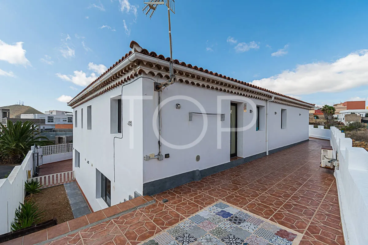 Casa unifamiliar de 5 dormitorios y apartamento de 2 dormitorios en venta en Charco Del Pino