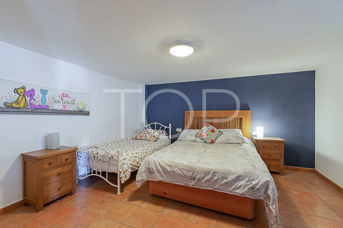Casa unifamiliar de 5 dormitorios y apartamento de 2 dormitorios en venta en Charco Del Pino