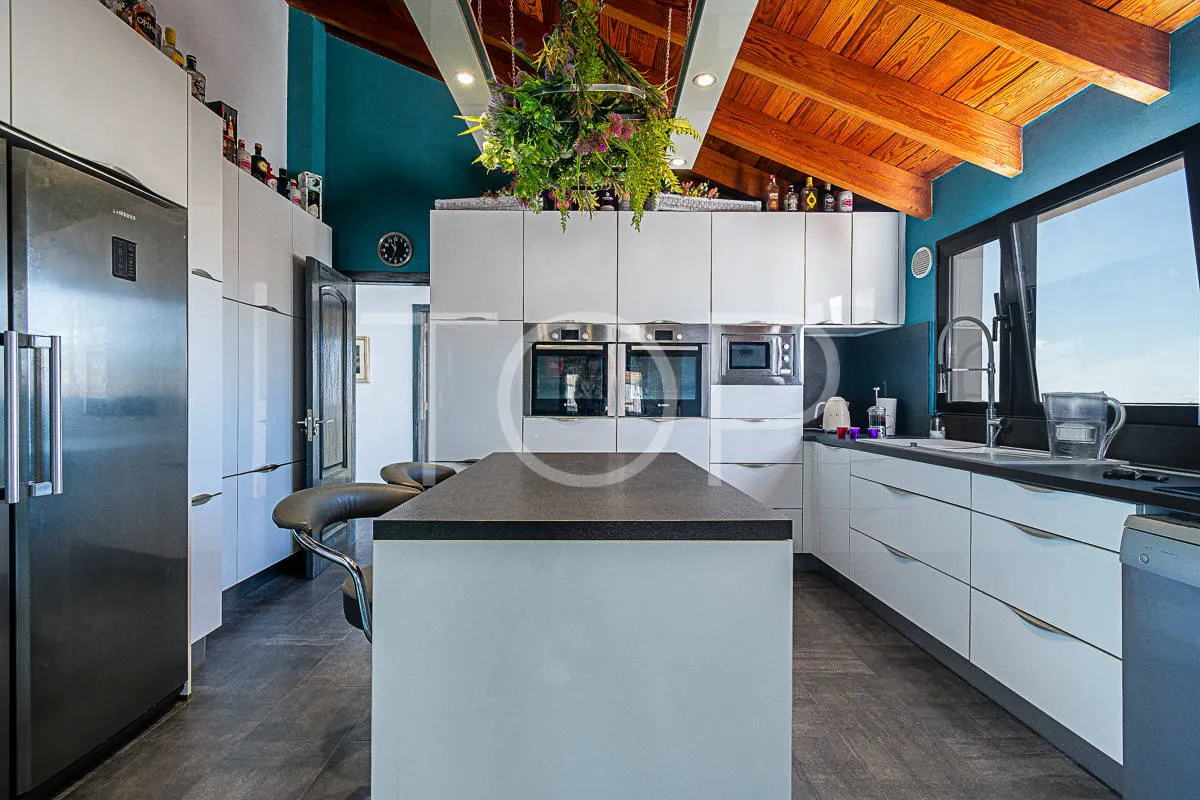 5-bedroom detached house and 2-bedroom apartment for sale in Charco Del Pino