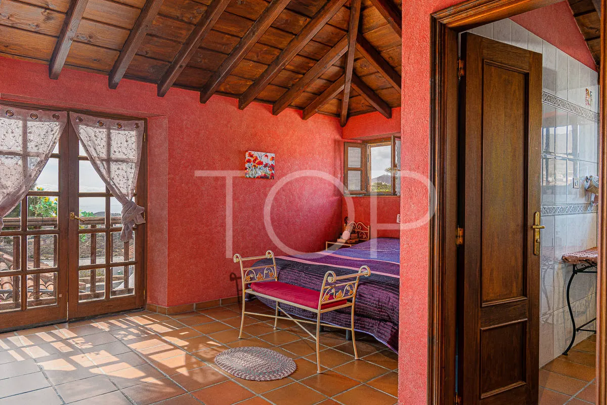 Acogedora casa canaria con vistas al mar y jardín en Granadilla de Abona