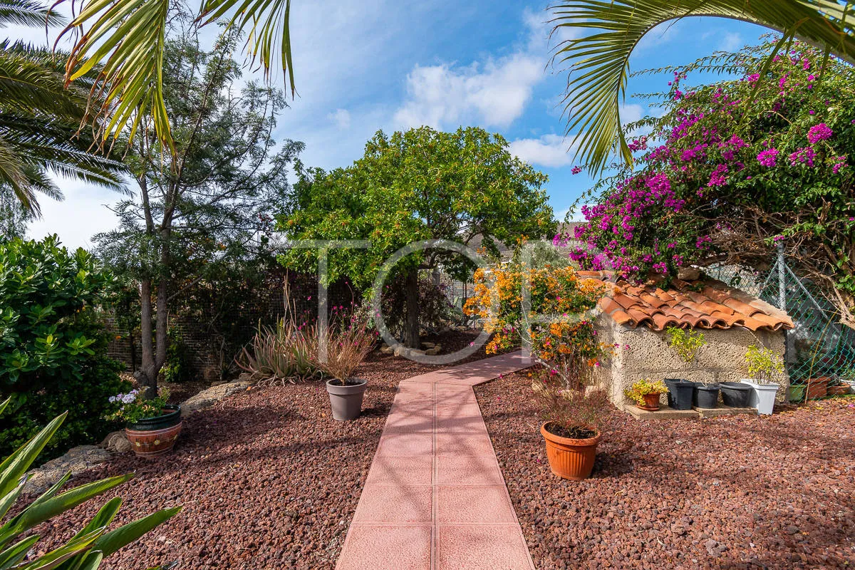Acogedora casa canaria con vistas al mar y jardín en Granadilla de Abona
