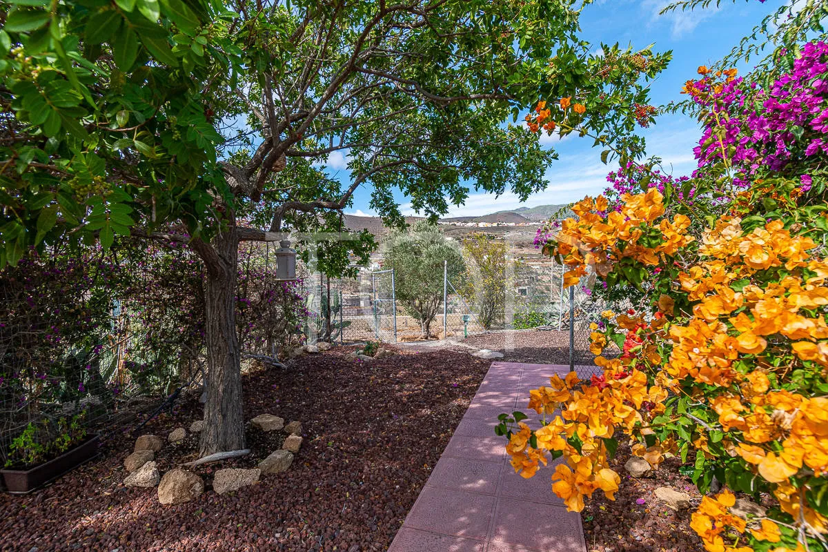 Acogedora casa canaria con vistas al mar y jardín en Granadilla de Abona