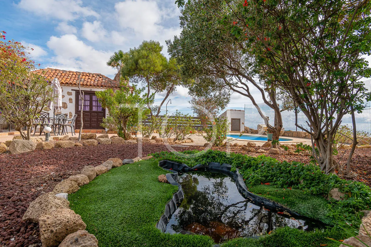 Acogedora casa canaria con vistas al mar y jardín en Granadilla de Abona