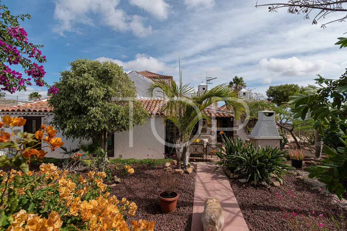 Acogedora casa canaria con vistas al mar y jardín en Granadilla de Abona