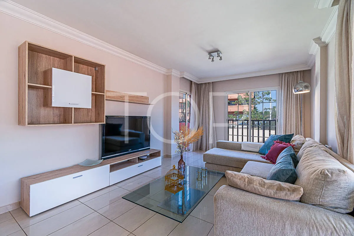 Excepcional apartamento en esquina en venta en El Duque, cerca de comercios y de la Playa del Duque