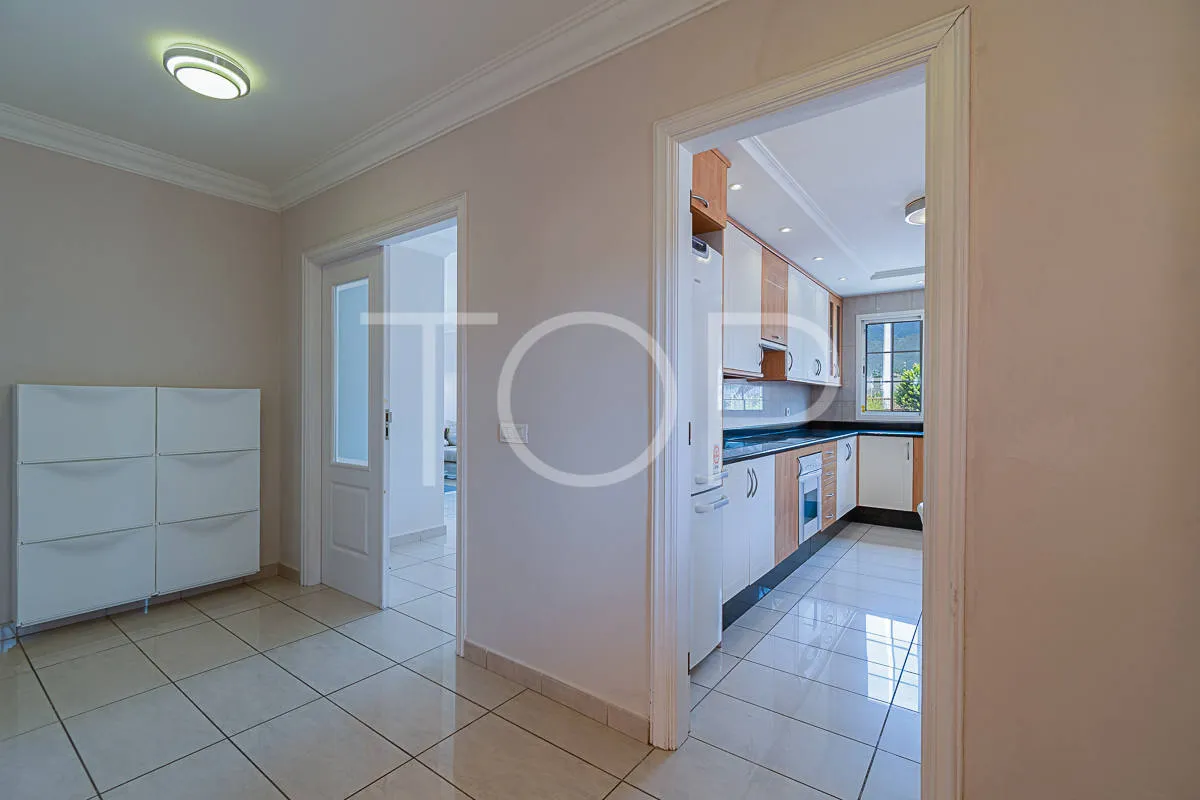 Excepcional apartamento en esquina en venta en El Duque, cerca de comercios y de la Playa del Duque