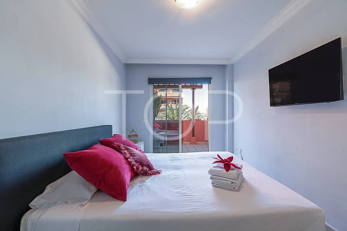Excepcional apartamento en esquina en venta en El Duque, cerca de comercios y de la Playa del Duque