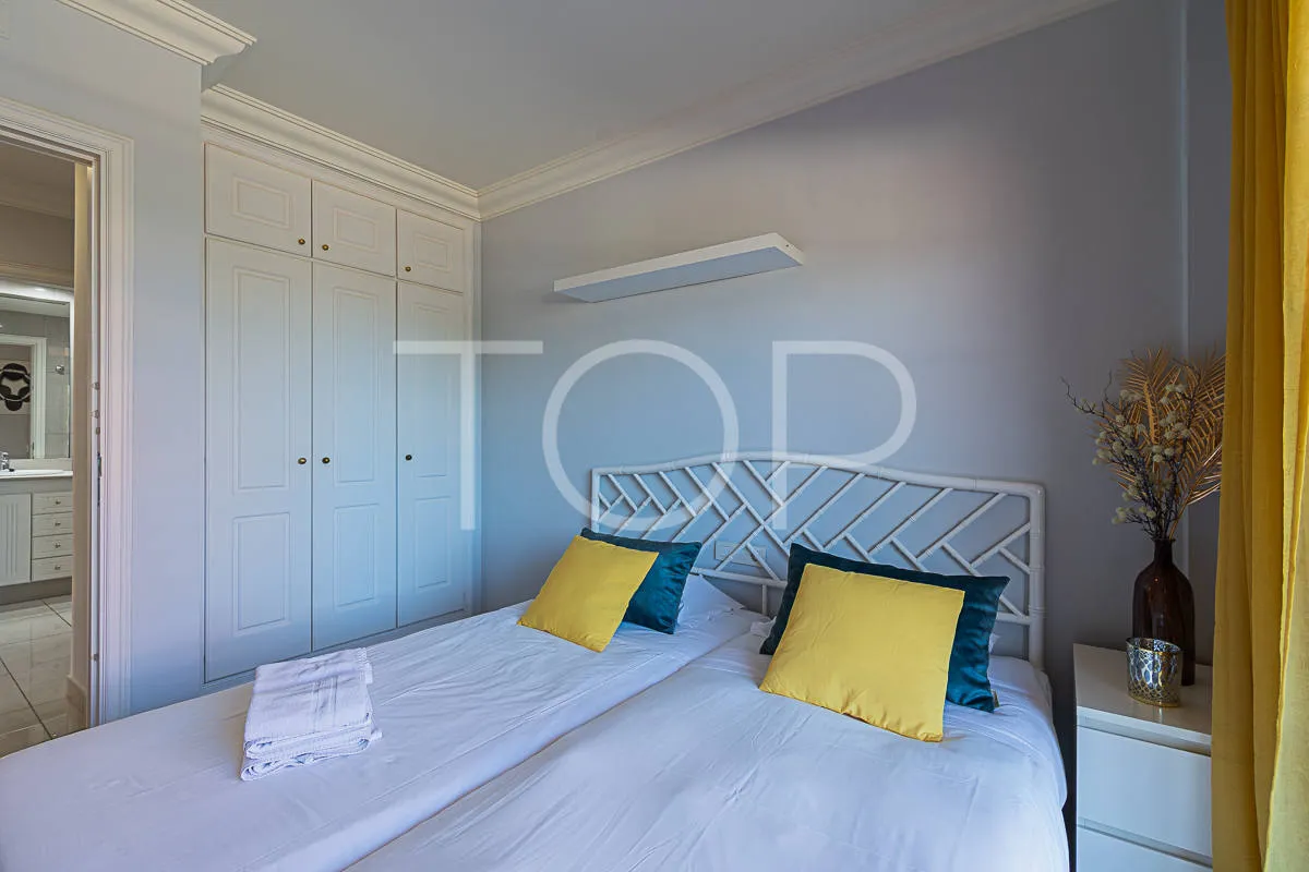 Excepcional apartamento en esquina en venta en El Duque, cerca de comercios y de la Playa del Duque