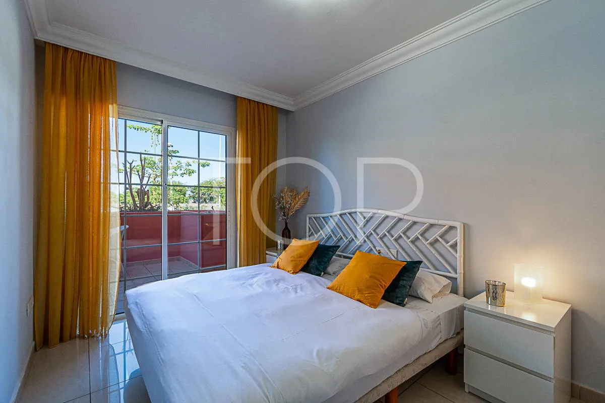 Excepcional apartamento en esquina en venta en El Duque, cerca de comercios y de la Playa del Duque