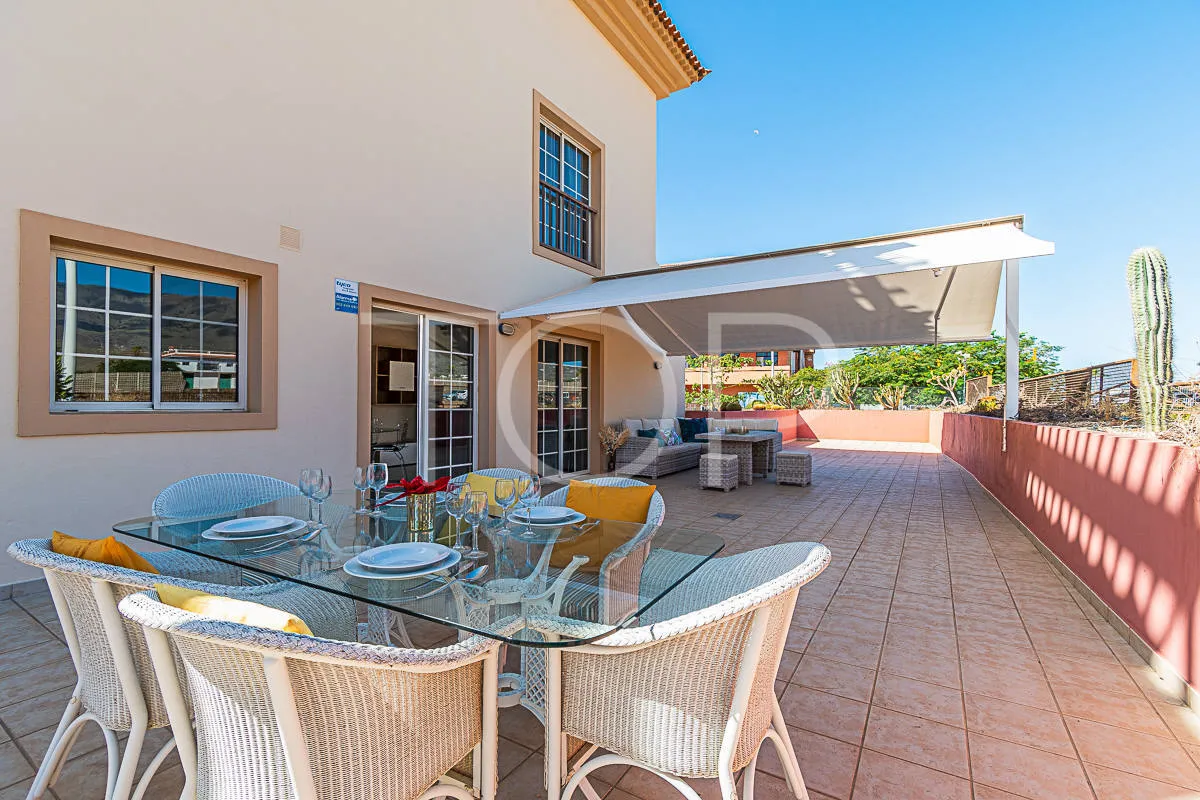 Excepcional apartamento en esquina en venta en El Duque, cerca de comercios y de la Playa del Duque
