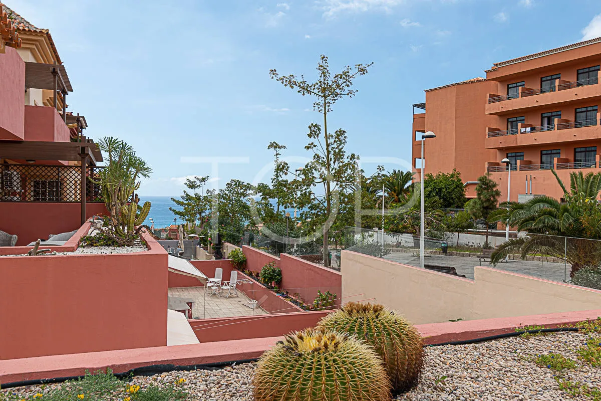 Excepcional apartamento en esquina en venta en El Duque, cerca de comercios y de la Playa del Duque