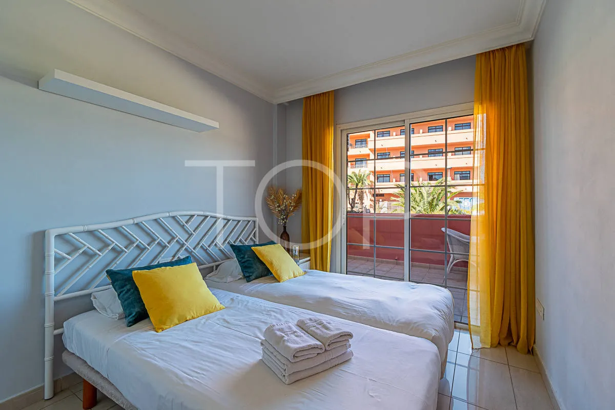 Excepcional apartamento en esquina en venta en El Duque, cerca de comercios y de la Playa del Duque